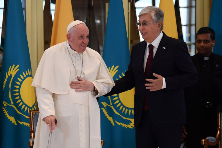 Paus Fransiskus Disambut Presiden Kazakhstan di Bandara Internasional Nur-Sultan