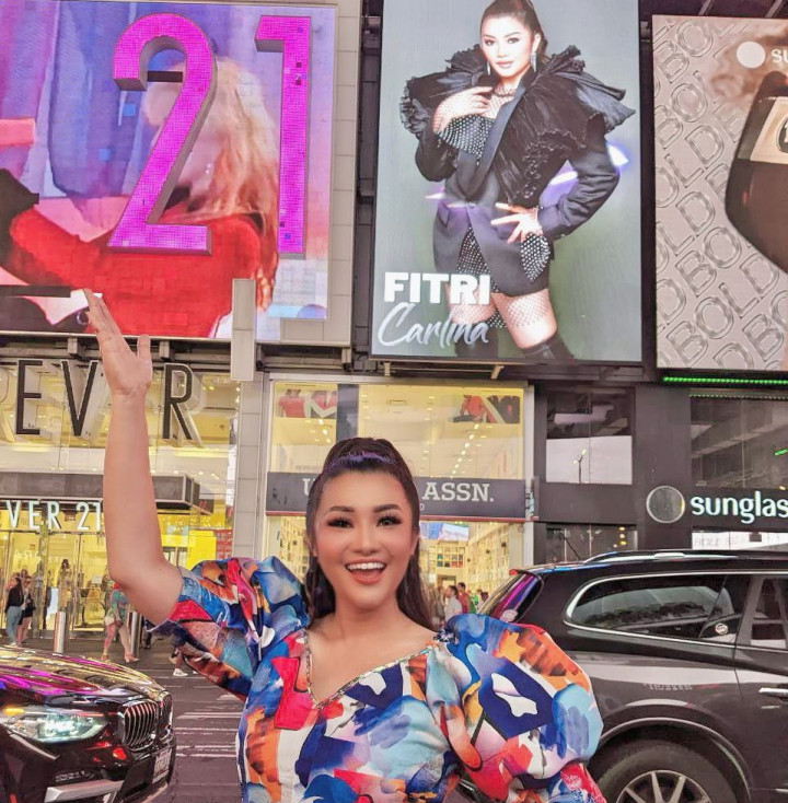 Fitri Carlina Goyang Times Square New York dengan Lagu 