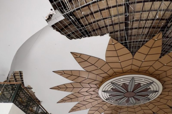 Plafon Masjid Tanjak Ikon Kota Batam yang Roboh Diduga Lembap