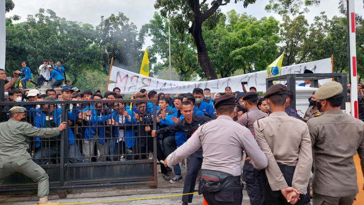 Minta Harga BBM Turun, PMII Bakar Ban di Balai Kota