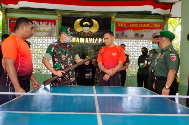 Warga Pulau Haruku Serahkan Senjata Laras Panjang Bekas Konflik Sosial Ambon