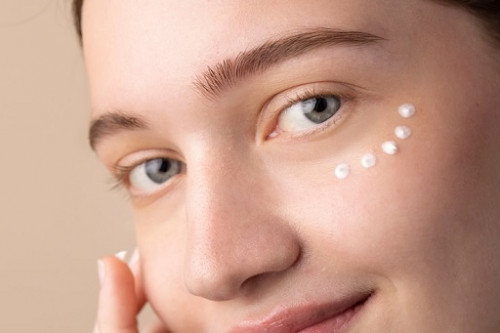 Hyaluronic acid adalah bahan aktif yang wajib ada dalam skincare khusus mata. (Foto: Ilustrasi. Dok. Freepik.com)