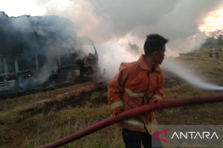 Truk Pengangkut Tembakau Terbakar di Pamekasan