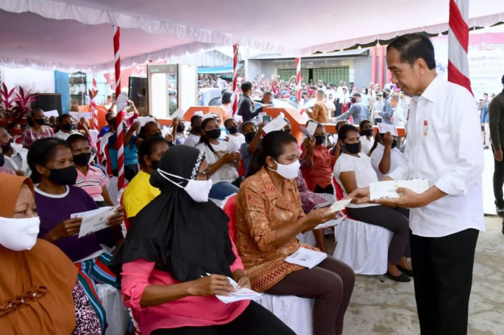 Momen Jokowi Bagikan Bansos di Pasar Jargaria dan Kantor Pos Dobo