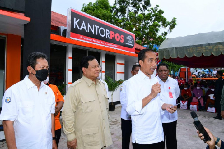 Presiden Jokowi Bagikan BLT BBM di Kantor Pos Tual Kabupaten Maluku Tenggara