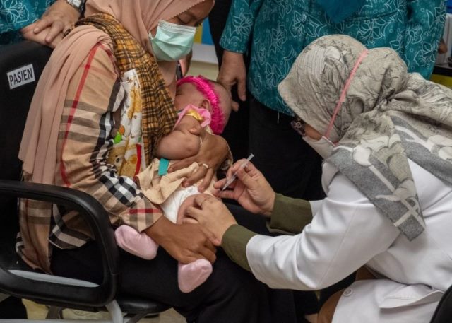 Pemerintah memberikan imunisasi PCV untuk semua anak Indonesia agar terlindung dari Pneumonia. (Foto: Dok. Birkom Kemenkes)