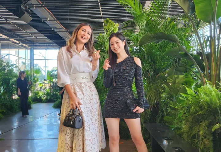 Bikin Iri! Luna Maya Foto Bareng Dahyun Twice di New York Fashion Week