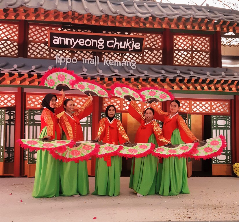 Penampilan Tari Buchaechum yang dibawakan oleh komunitas dancer Indonesia juga ada di festival ini. (Foto: A. Firdaus/Medcom.id)