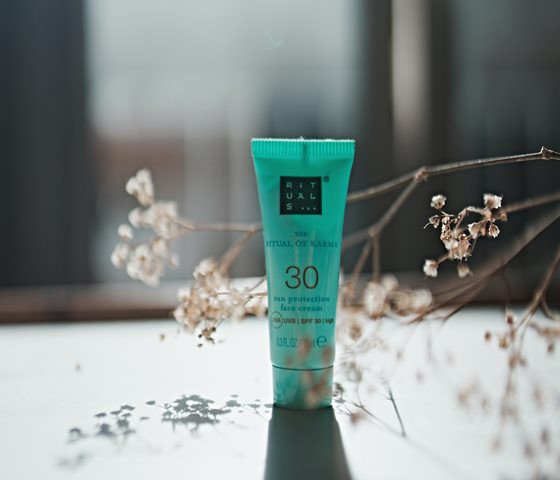 Mengoleskan Tabir Surya di Bawah Mata Itu Perlu, Ini Kata Ahli