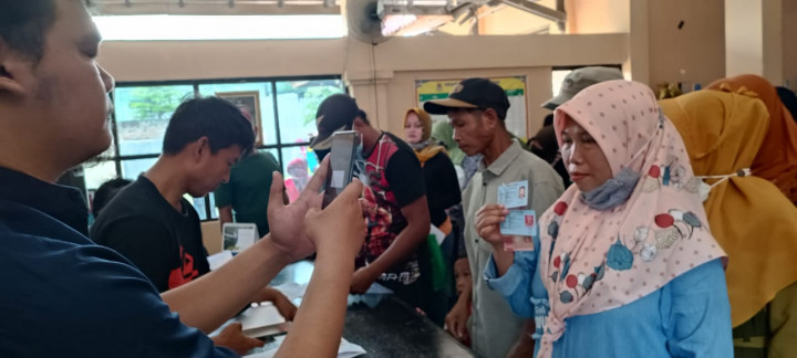 Warga Cirebon Mengular Berjam-jam Cairkan BLT BBM