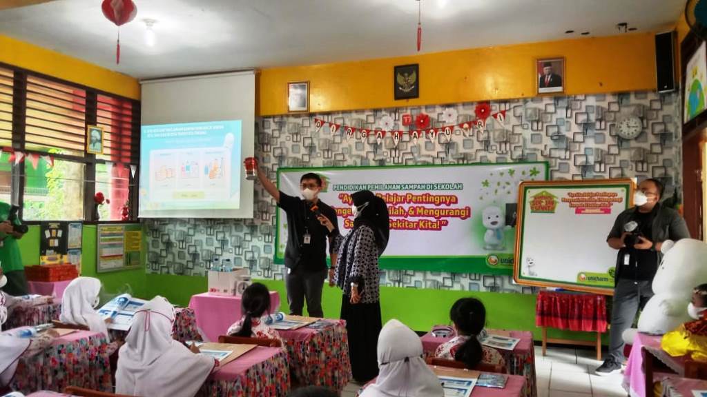 Anak-anak SDN Tanjung Barat 09 mendapatkan edukasi memilah sampah. (Foto: Nandhita/Medcom.id)