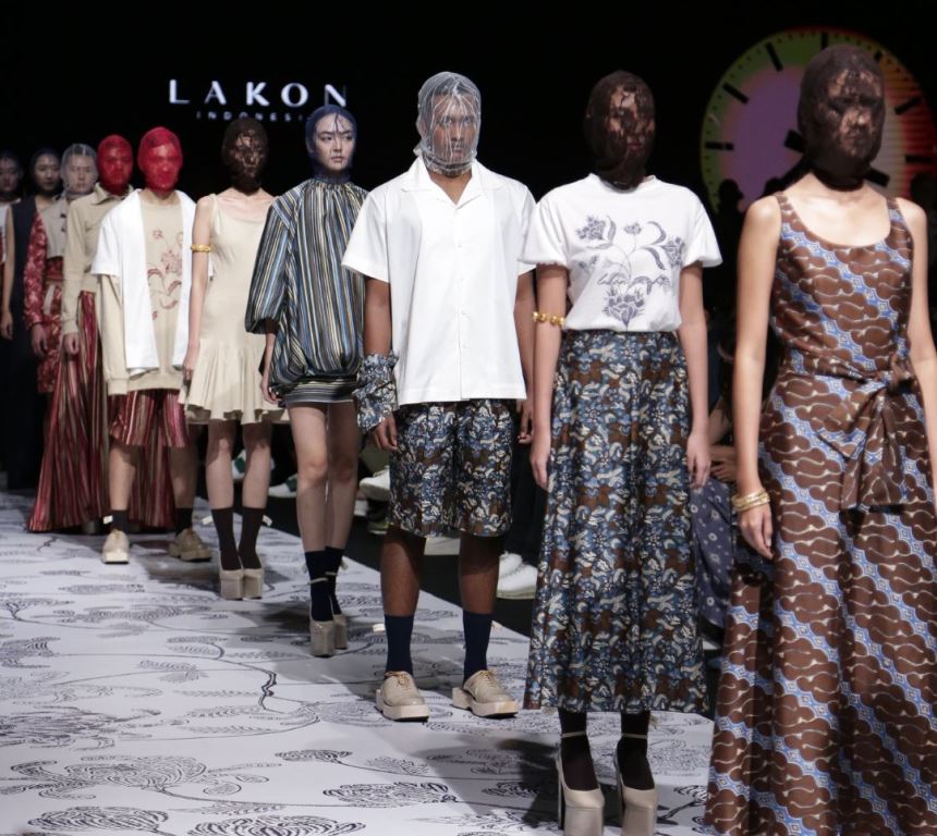 Lakon Indonesia menampilkan koleksi Lorong Waktu, hasil kolaborasi dengan seniman maestro batik, Cahyo, dari Pekalongan, Jawa Tengah (Foto:Dok)
