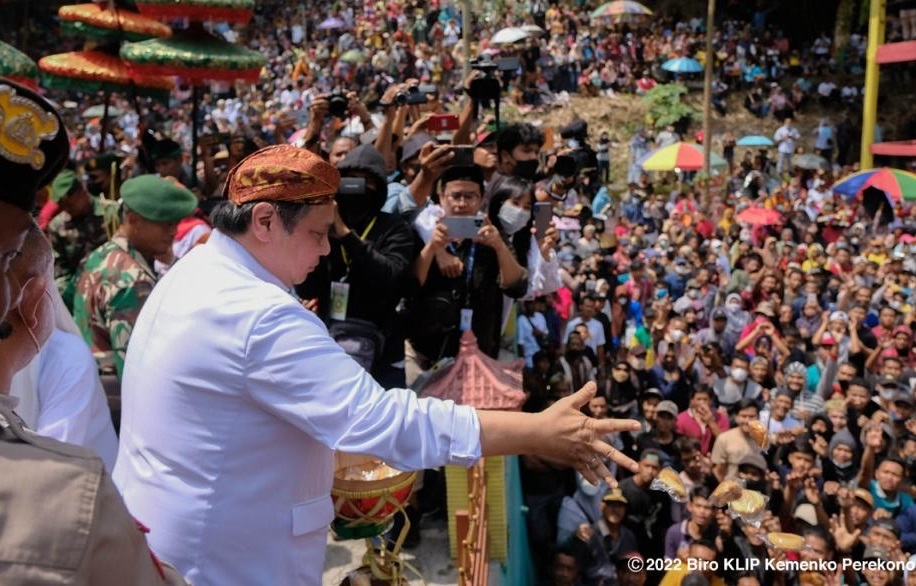 Menko Perekonomian Airlangga Hartarto di prosesi puncak Saparan Apem Yaa Qowiyyu di Jatinom, Kabupaten Klaten, Provinsi Jawa Tengah. Istimewa.