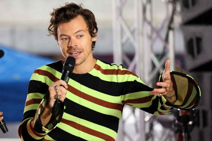 Tampil Percaya Diri dengan Gaya Fashion Harry Styles