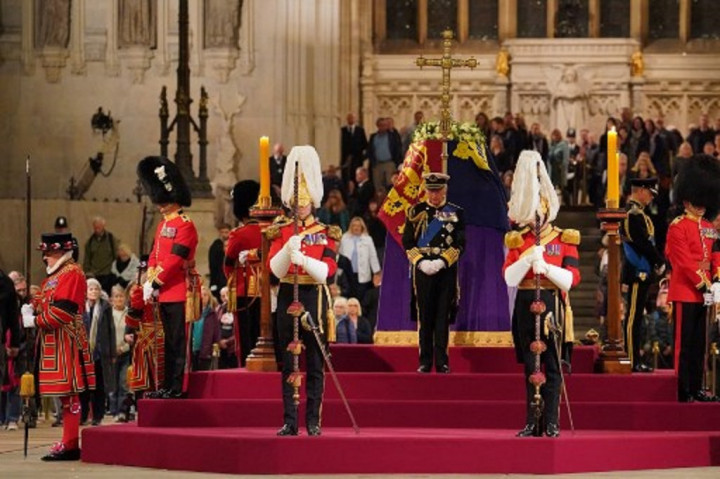 Raja Charles III Berdiri Berjaga di Depan Peti Jenazah Ratu Elizabeth II