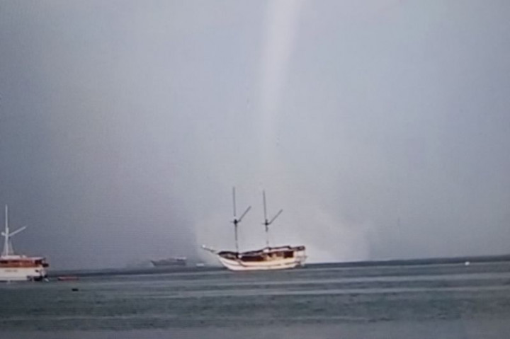 Fenomena Waterspout Hebohkan Warga Kota Sorong