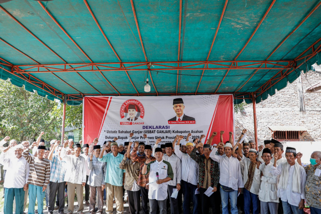 Ratusan ustadz yang tergabung dalam Ustadz Sahabat (Usbat) Ganjar Kabupaten Asahan, Sumut dideklrasikan mendukung Ganjar Pranowo Presiden