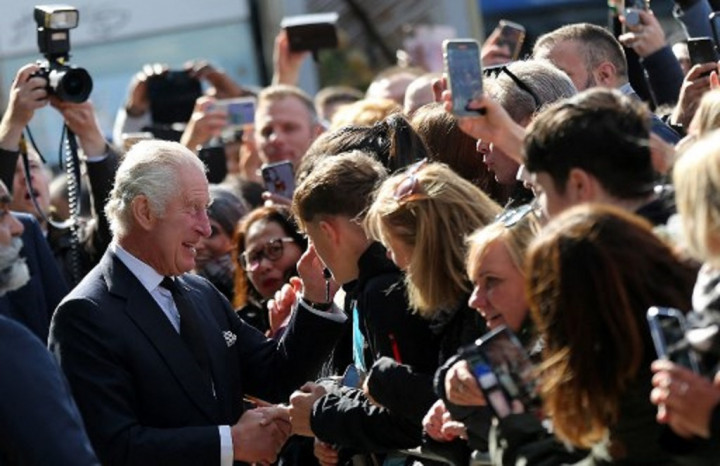 Raja Charles III Sapa Warga di Antrean Peti Jenazah Ratu Elizabeth II