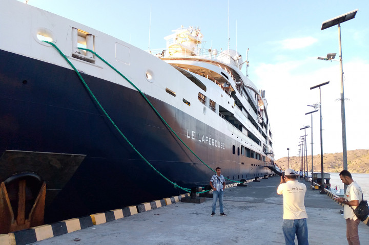 Perdana Usai Pandemi, Kapal Wisata Bawa Ratusan Wisatawan Asing ke Komodo