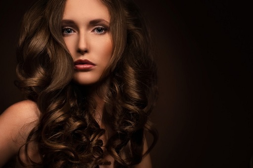 Hair spray membuat tatanan rambut bertahan lebih lama. (Foto: Ilustrasi. Dok. Freepik.com)