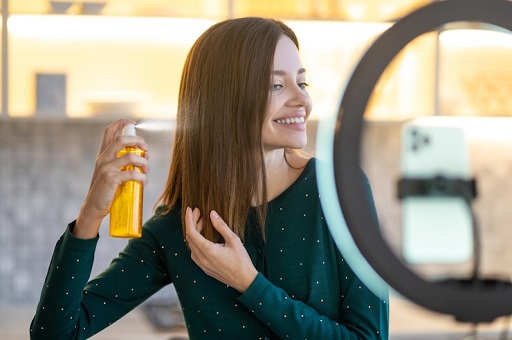Penggunaan hair spray juga akan membuat rambutmu tidak mudah lepek akibat. (Foto: Ilustrasi. Dok. Freepik.com)