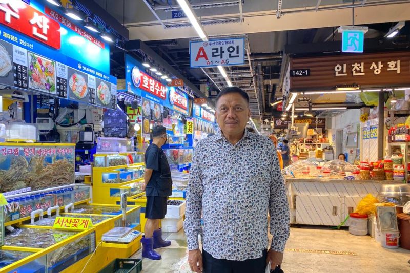 Gubernur Olly berkunjung ke salah satu pusat pembelanjaan Pasar Garak di Korsel berjalan mengelilingi pasar tersebut dan melihat industri perikanan yang dijual di pasar yang terletak di Seoul tersebut. ANTARA/HO-DKISP (1)