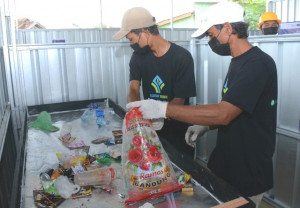 Kiprah 3 Changemakers Buat Proyek Percontohan Pengelolaan Sampah Bertajuk ‘Pasaran Wawai’