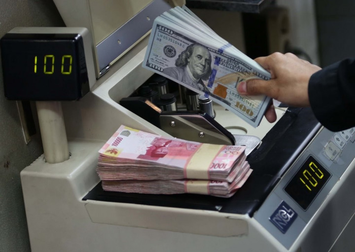 Kian Tersungkur, Rupiah Awal Pekan Nyaris Sentuh Level Rp15 Ribu/USD Kian Tersungkur, Rupiah Awal Pekan Nyaris Sentuh Level Rp15 Ribu/USD