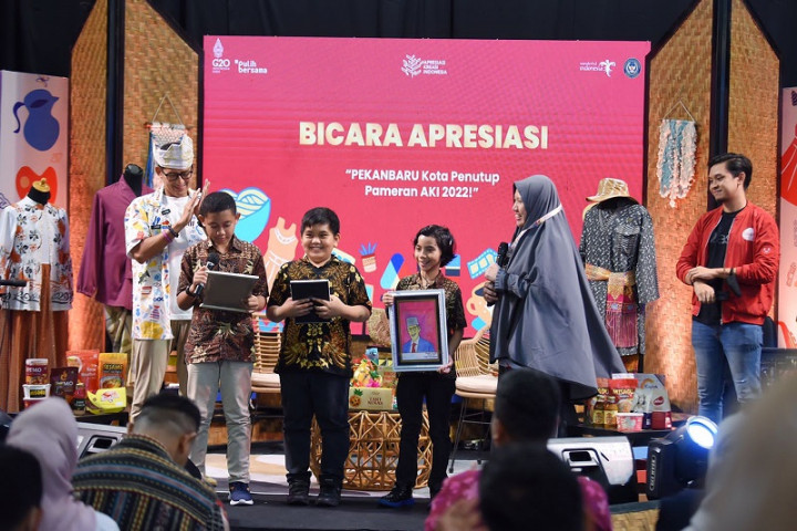 Menparekraf Bantu Sekolah Anak-anak Disabilitas di Pekanbaru