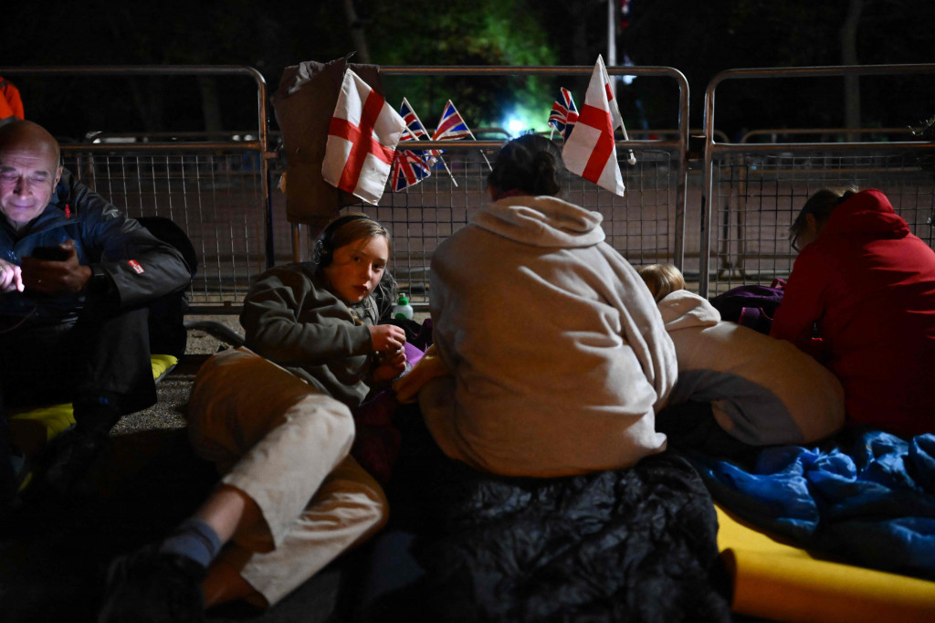 Potret Warga Berkemah di Jalan Demi Saksikan Pemakaman Ratu Elizabeth