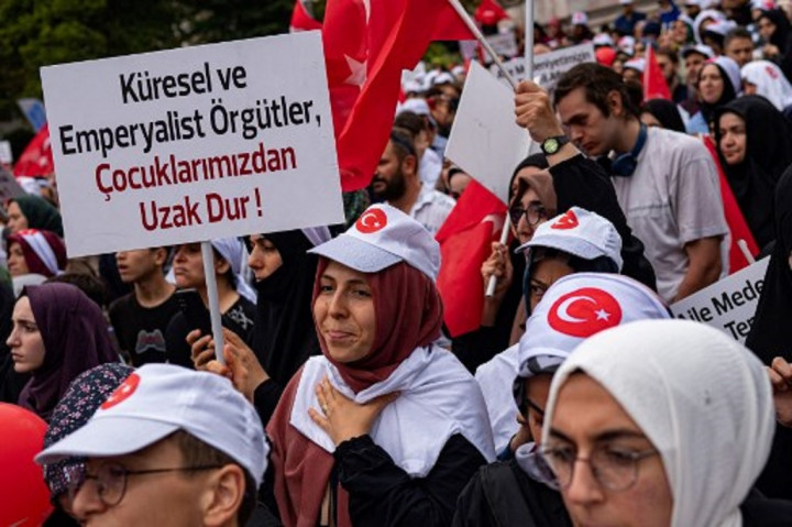 Ratusan Orang Ikuti Demo Anti-LGBT di Istanbul Turki