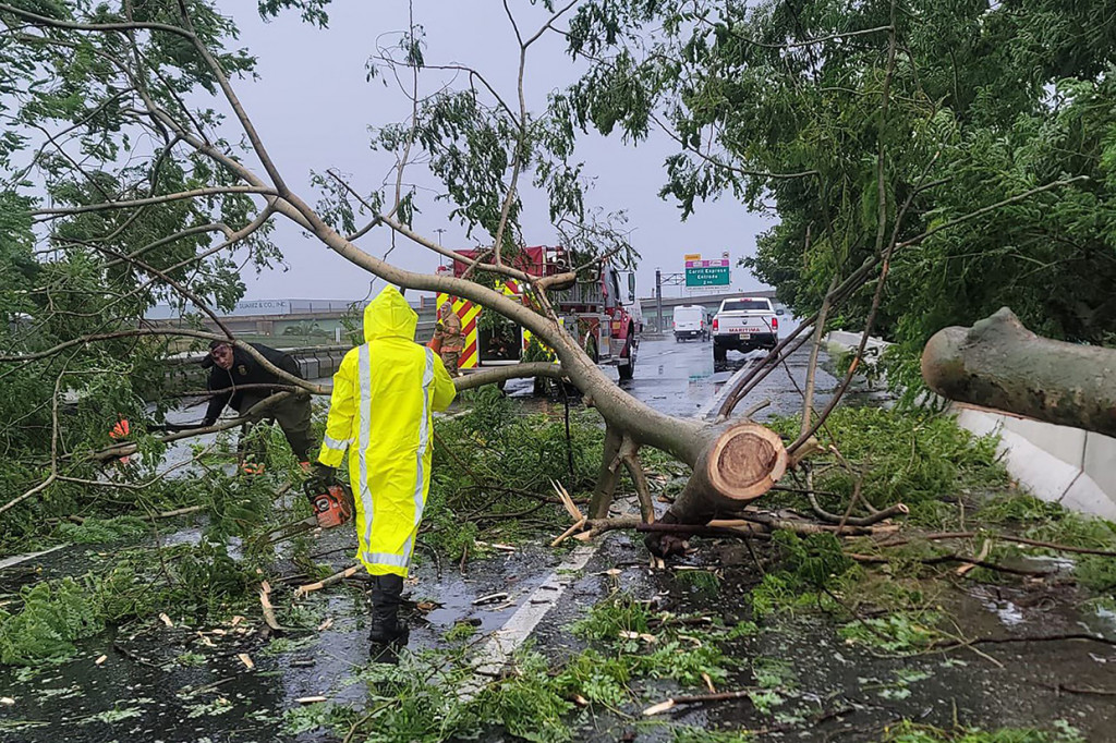 Badai Fiona Terjang Puerto Rico, Picu Banjir dan Longsor