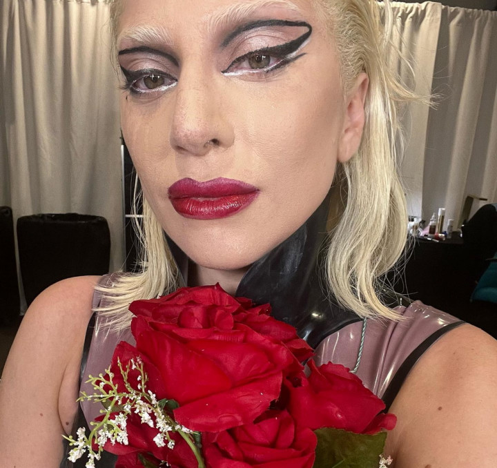 Akhiri Konser Lebih Cepat, Lady Gaga Menangis Minta Maaf
