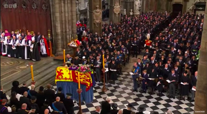 Peti Mati Ratu Elizabeth Tiba di Westminster Abbey, Kebaktian Pemakaman Dilakukan