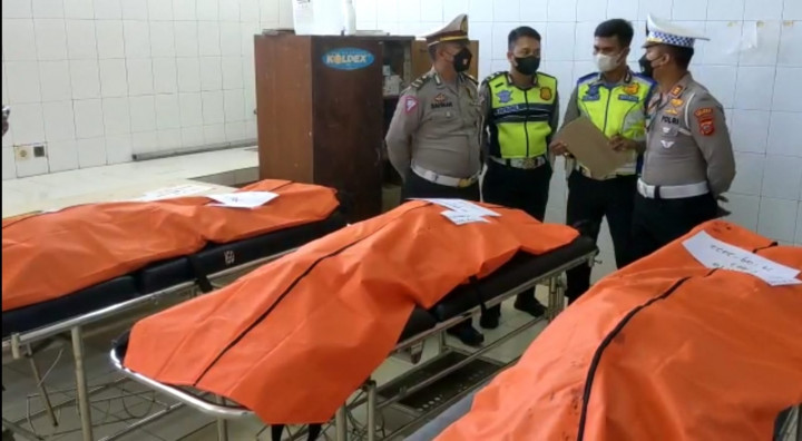 Minibus yang Tertabrak Truk Fuso di Cipali Terseret 400 Meter