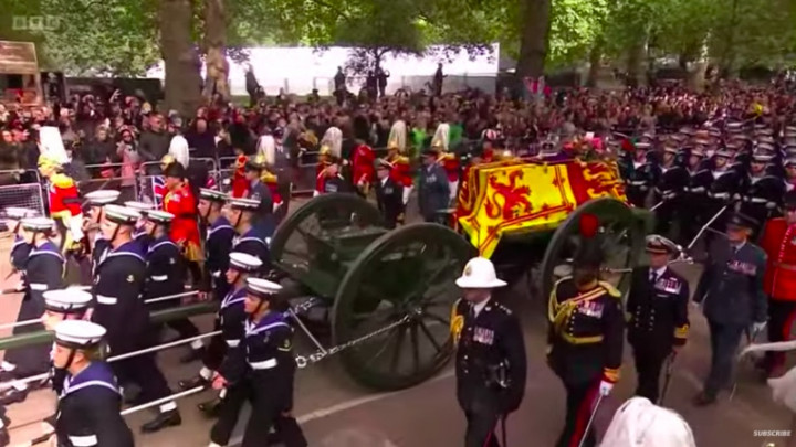 Dibawa ke Kapel Windsor, Peti Mati Ratu Elizabeth Disambut Tembakan Meriam