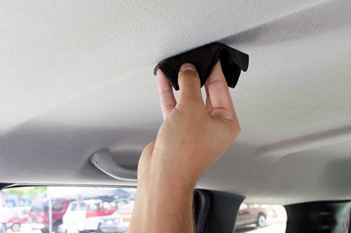 Cara Membersihkan Plafon Mobil, Biar Gak Bau & Dekil