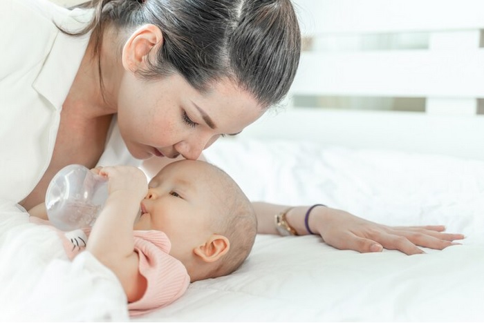Jangan Salah! Ini Waktu yang Pas Untuk Bayi Minum Air Mineral