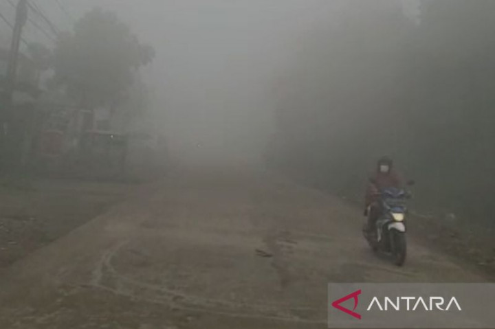 Fenomena Kabut Pagi Selimuti Palembang, Warga Diimbau Waspada