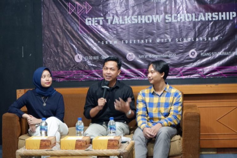 Dari kiri Rania Fauzia Djausin, Muhammad Hamka Syahrial dan Rafli Noer Khairam - Unair