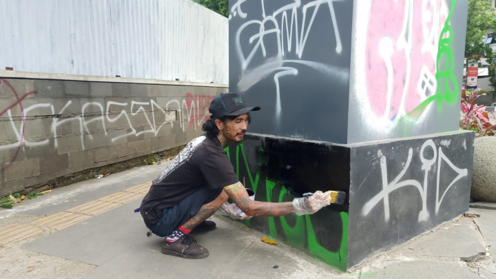 Pengamen di Bandung Ramai-ramai Bersihkan Vandalisme