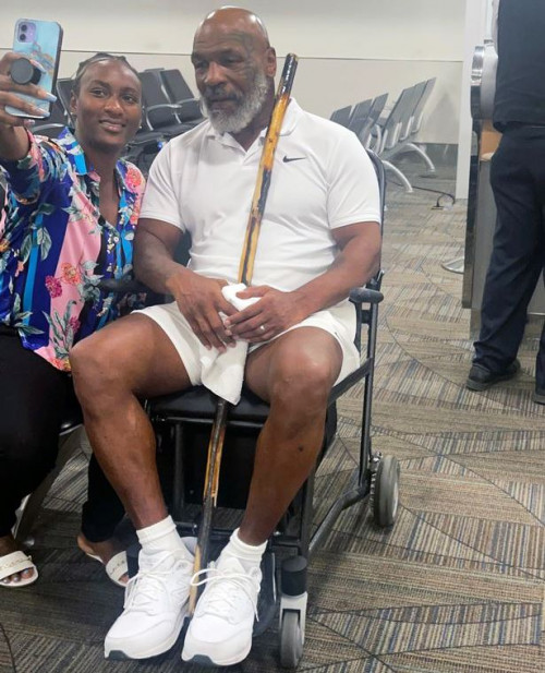 Mike Tyson memakai kursi roda saat melayani fans berswafoto. (Foto: Daily Star)
