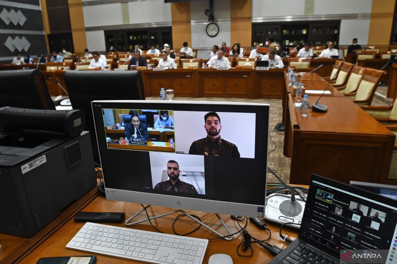 Pesepakbola Jordi Amat (layar bagian bawah) dan Sandy Walsh (layar sebelah kiri) mengikuti rapat kerja antara Komisi III DPR dengan Kementerian Pemuda dan Olahraga, Kementerian Hukum dan HAM, serta Persatuan Sepak Bola Seluruh Indonesia (PSSI) di kompleks
