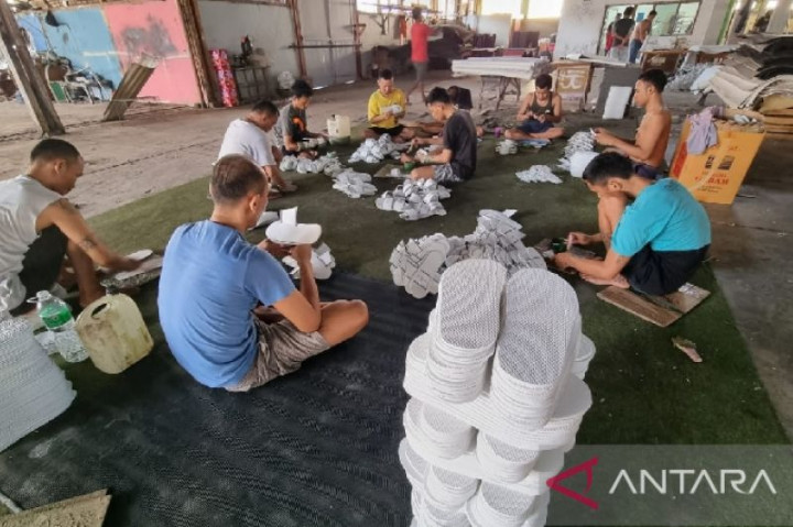 Inspiratif, Sandal Buatan Napi Lapas Padang Diminati Banyak Hotel