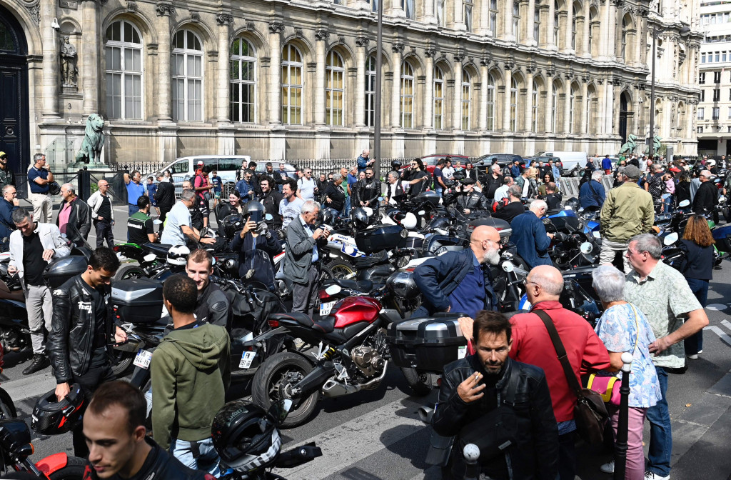 Komunitas Sepeda Motor Paris Serbu Balai Kota Protes Parkir Berbayar