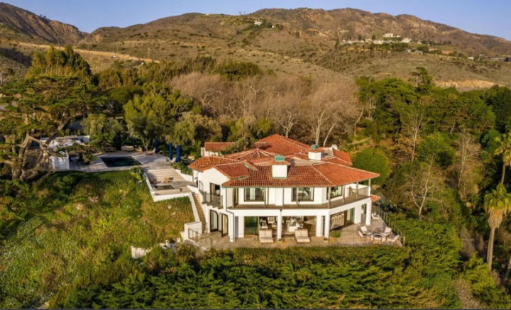 Populer Properti: Kim Kardashian Beli Rumah Rp1 Triliun hingga Bangunan Atap Panel Surya Terkeren