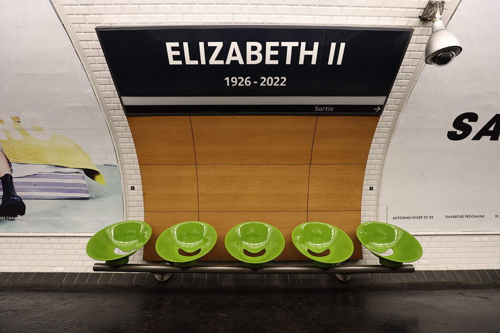 Potret Stasiun Metro Paris George V Beri Penghormatan untuk Ratu Elizabeth II
