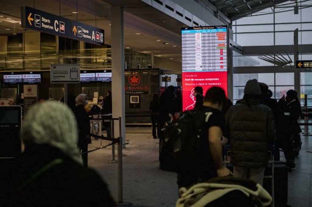Aktivitas di Bandara Internasional Montréal-Pierre Elliott Trudeau di Montreal, Kanada, 17 Januari 2022. (Andrej Ivanov / AFP)