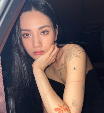 Muncul dengan Badan Penuh Tato, Mantan Idola K-pop Ini Bikin Netizen Heboh