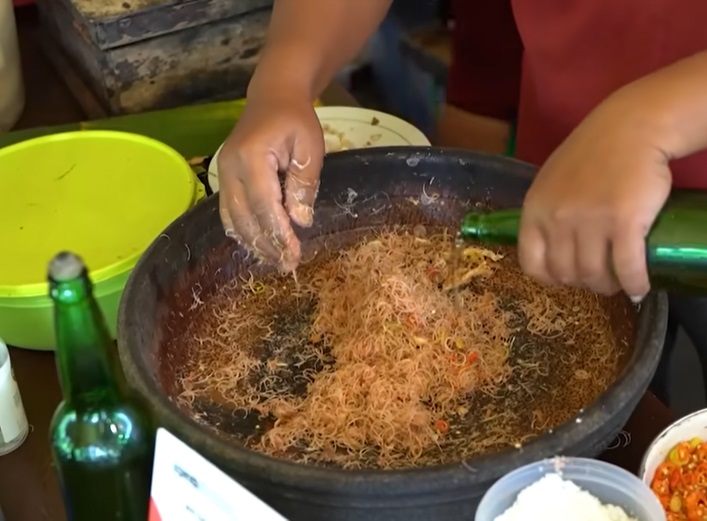 Proses membejek ayam di Ayam Sambal Bejek Belayu, Tabanan Bali. (Foto: SS Magdalenaf)
